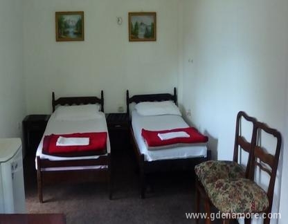 Izdajem sobe sa kupatilima, 6 eura, , частни квартири в града Risan, Черна Гора
